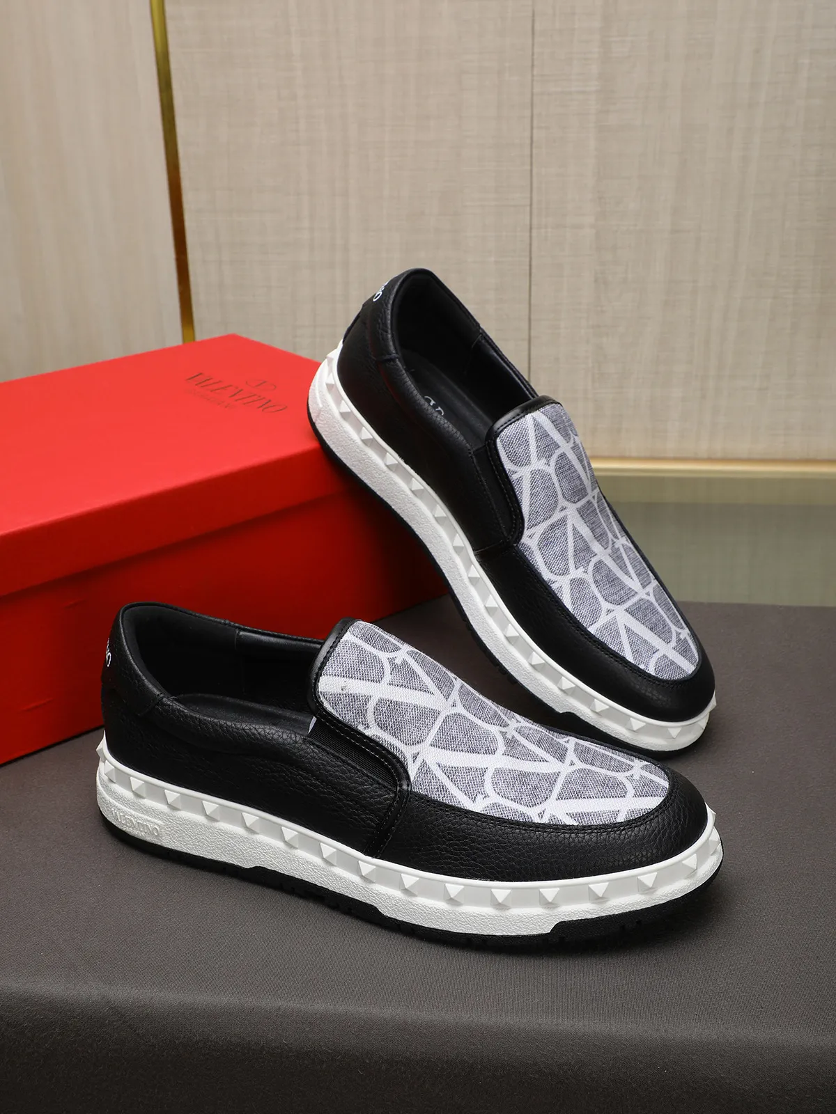 Men's shoes 💰440 Valentino "VALENTINO" hot sale ❤️ Counters ship at the same time 1:1 👏 Imported cowhide + waterproof fabric + leather lining 🐂 Casual fashion shoes Exquisite workmanship Original original outsole 38-44 (45 customized, non-refundable)